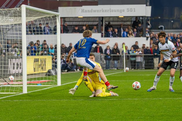 17.04.2026 Fußball 2. Bundesliga Männer Saison 2025 2026 30. Spieltag Holstein Kiel - 1. FC Kaiserslautern (Kiel in Blau, Kaiserslautern in Weiß) Bildmitte: Julian Krahl, Jonas Therkelsen Kiel Holstein Stadion, Westring 501 Schleswig Holstein Deutschland
