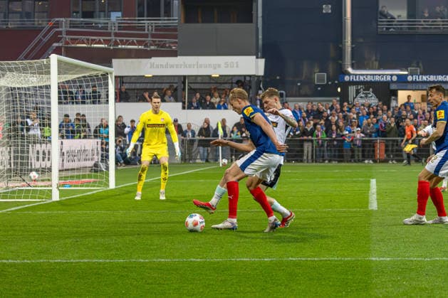 17.04.2026 Fußball 2. Bundesliga Männer Saison 2025 2026 30. Spieltag Holstein Kiel - 1. FC Kaiserslautern (Kiel in Blau, Kaiserslautern in Weiß) Bildmitte: Paul Joly (hinten), Kasper Davidsen Kiel Holstein Stadion, Westring 501 Schleswig Holstein Deutschland