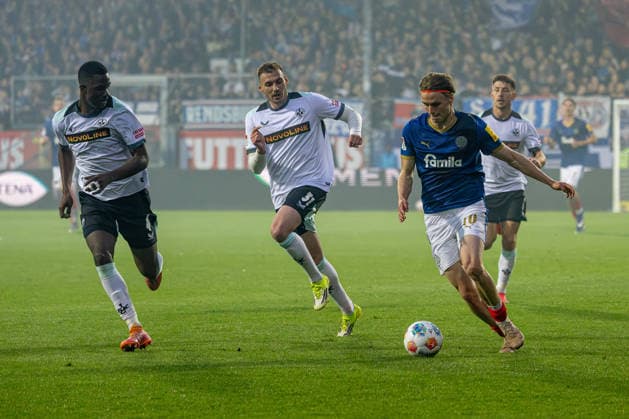17.04.2026 Fußball 2. Bundesliga Männer Saison 2025 2026 30. Spieltag Holstein Kiel - 1. FC Kaiserslautern (Kiel in Blau, Kaiserslautern in Weiß) V.l.n.r.: Maxwell Gyamfi, Luca Sirch, Jonas Therkelsen Kiel Holstein Stadion, Westring 501 Schleswig Holstein Deutschland