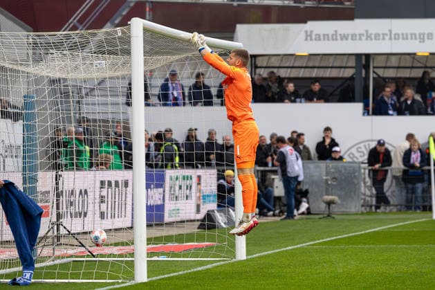 17.04.2026 Fußball 2. Bundesliga Männer Saison 2025 2026 30. Spieltag Holstein Kiel - 1. FC Kaiserslautern (Kiel in Blau, Kaiserslautern in Weiß) Timon Weiner, Holstein Kiel Kiel Holstein Stadion, Westring 501 Schleswig Holstein Deutschland
