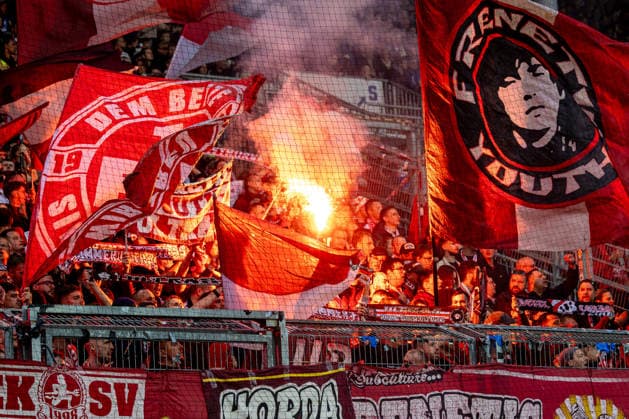 17.04.2026 Fußball 2. Bundesliga Männer Saison 2025 2026 30. Spieltag Holstein Kiel - 1. FC Kaiserslautern (Kiel in Blau, Kaiserslautern in Weiß) Immer wieder Pyrotechnik im Block des 1. FC Kaiserslautern Kiel Holstein Stadion, Westring 501 Schleswig Holstein Deutschland