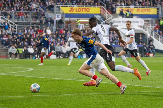 17.04.2026 Fußball 2. Bundesliga Männer Saison 2025 2026 30. Spieltag Holstein Kiel - 1. FC Kaiserslautern (Kiel in Blau, Kaiserslautern in Weiß) Bildmitte: Maxwell Gyamfi (hinten), Jonas Therkelsen Kiel Holstein Stadion, Westring 501 Schleswig Holstein Deutschland