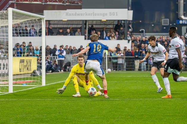 17.04.2026 Fußball 2. Bundesliga Männer Saison 2025 2026 30. Spieltag Holstein Kiel - 1. FC Kaiserslautern (Kiel in Blau, Kaiserslautern in Weiß) Bildmitte: Julian Krahl, Jonas Therkelsen Kiel Holstein Stadion, Westring 501 Schleswig Holstein Deutschland