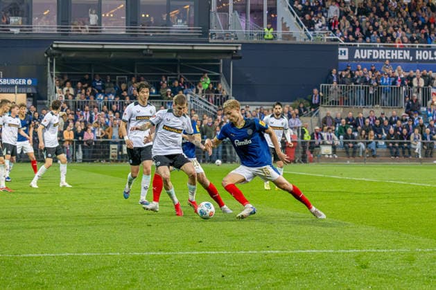 17.04.2026 Fußball 2. Bundesliga Männer Saison 2025 2026 30. Spieltag Holstein Kiel - 1. FC Kaiserslautern (Kiel in Blau, Kaiserslautern in Weiß) Bildmitte: Paul Joly (li.), Kasper Davidsen Kiel Holstein Stadion, Westring 501 Schleswig Holstein Deutschland
