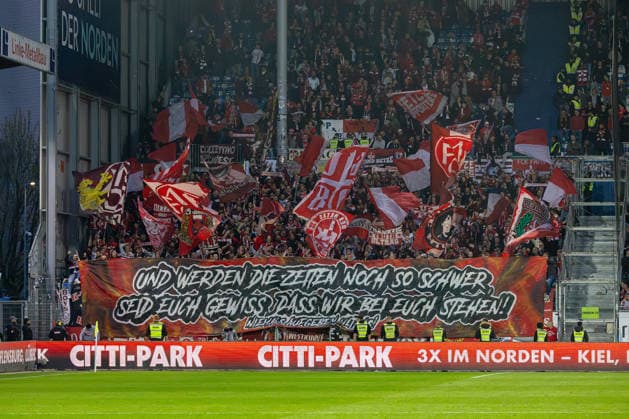 17.04.2026 Fußball 2. Bundesliga Männer Saison 2025 2026 30. Spieltag Holstein Kiel - 1. FC Kaiserslautern (Kiel in Blau, Kaiserslautern in Weiß) Der Kieler Gästeblock mit den Fans des 1. FC Kaiserslautern Kiel Holstein Stadion, Westring 501 Schleswig Holstein Deutschland