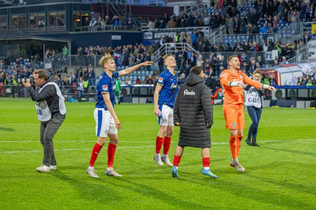 17.04.2026 Fußball 2. Bundesliga Männer Saison 2025 2026 30. Spieltag Holstein Kiel - 1. FC Kaiserslautern (Kiel in Blau, Kaiserslautern in Weiß) Freude bei Holstein Kiel nach dem 3:0 Heimsieg gegen den 1. FC Kaiserslautern Kiel Holstein Stadion, Westring 501 Schleswig Holstein Deutschland