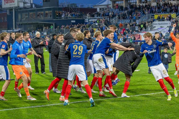 17.04.2026 Fußball 2. Bundesliga Männer Saison 2025 2026 30. Spieltag Holstein Kiel - 1. FC Kaiserslautern (Kiel in Blau, Kaiserslautern in Weiß) Freude bei Holstein Kiel nach dem 3:0 Heimsieg gegen den 1. FC Kaiserslautern Kiel Holstein Stadion, Westring 501 Schleswig Holstein Deutschland