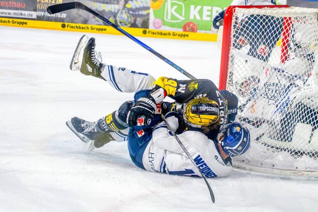 17.04.2026, xkkux, Eishockey, DEL2 Finale, Krefeld Pinguine - Kassel Huskies, Herren, Saison 2025 2026, Yayla-Arena: Mathew Santos (Krefeld Pinguine 95) im Zweikampf gegen Jake Weidner (EC Kassel Huskies 11) auf dem Eis liegend Nordrhein-Westfahlen Deutschland *** 17 04 2026, xkkux, ice hockey, DEL2 final, Krefeld Pinguine Kassel Huskies, men, season 2025 2026, Yayla Arena Mathew Santos Krefeld Pinguine 95 in duel against Jake Weidner EC Kassel Huskies 11 lying on the ice North Rhine-Westphalia Germany