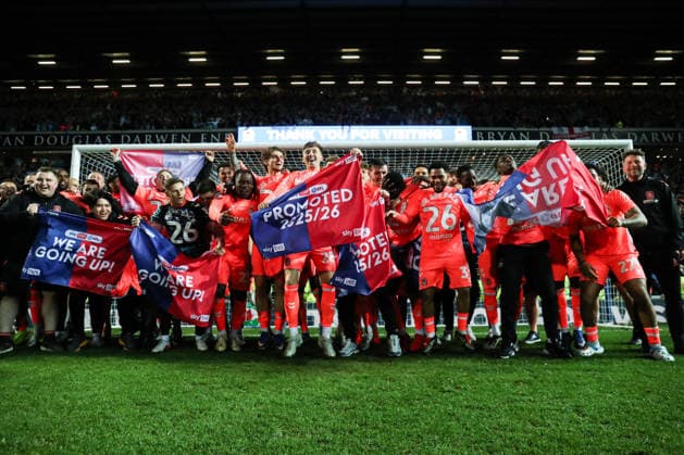 Sky Bet Championship: Blackburn Rovers v Coventry City Coventry City celebrates promotion back to the Premier League after the Sky Bet Championship match Blackburn Rovers vs Coventry City at Ewood Park, Blackburn, United Kingdom on 17 April 2026 (Photo by Jorge Horsted News Images) Blackburn Ewood Park Lancashire United Kingdom Copyright: xJorgexHorsted NewsxImagesx