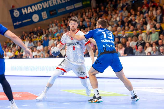 Julius Fanger (Nr. 8, TuS Ferndorf) gegne Ole Schramm (Nr. 13, VfL Lübeck-Schwartau). VfL Luebeck-Schwartau vs. TuS Ferndorf, Handball, 2. Bundesliga, 17.04.26 Luebeck Schleswig-Holstein Germany Copyright: xAgentur54GradÂ°x xFelixxKoenigx