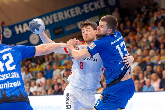 Julius Fanger (Nr. 8, TuS Ferndorf) gegne Ole Schramm (Nr. 13, VfL Lübeck-Schwartau). VfL Luebeck-Schwartau vs. TuS Ferndorf, Handball, 2. Bundesliga, 17.04.26 Luebeck Schleswig-Holstein Germany Copyright: xAgentur54GradÂ°x xFelixxKoenigx
