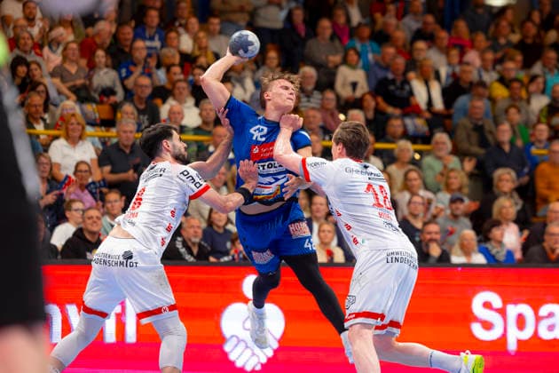 Einar Nickelsen (Nr. 42, VfL Lübeck-Schwartau) gegen Gabriel Da Rocha (Nr. 6, TuS Ferndorf) und Daniel Hideg (Nr. 18, TuS Ferndorf). VfL Luebeck-Schwartau vs. TuS Ferndorf, Handball, 2. Bundesliga, 17.04.26 Luebeck Schleswig-Holstein Germany Copyright: xAgentur54GradÂ°x xFelixxKoenigx