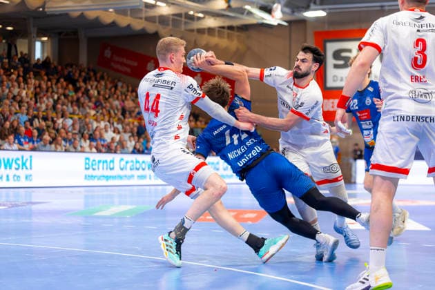 Einar Nickelsen (Nr. 42, VfL Lübeck-Schwartau) gegen Tom Jansen (Nr. 44, TuS Ferndorf) und Gabriel Da Rocha (Nr. 6, TuS Ferndorf). VfL Luebeck-Schwartau vs. TuS Ferndorf, Handball, 2. Bundesliga, 17.04.26 Luebeck Schleswig-Holstein Germany Copyright: xAgentur54GradÂ°x xFelixxKoenigx