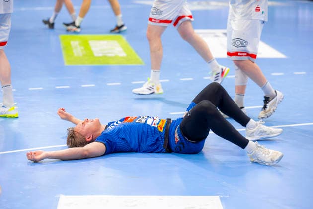 Einar Nickelsen (Nr. 42, VfL Lübeck-Schwartau) ist niedergeschlagen deprimiert enttaeuscht. VfL Luebeck-Schwartau vs. TuS Ferndorf, Handball, 2. Bundesliga, 17.04.26 Luebeck Schleswig-Holstein Germany Copyright: xAgentur54GradÂ°x xFelixxKoenigx