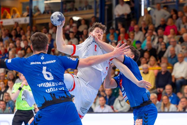 Julius Fanger (Nr. 8, TuS Ferndorf) gegen Lukas Kingsley Emdorf (Nr. 73, VfL Lübeck-Schwartau). VfL Luebeck-Schwartau vs. TuS Ferndorf, Handball, 2. Bundesliga, 17.04.26 Luebeck Schleswig-Holstein Germany Copyright: xAgentur54GradÂ°x xFelixxKoenigx