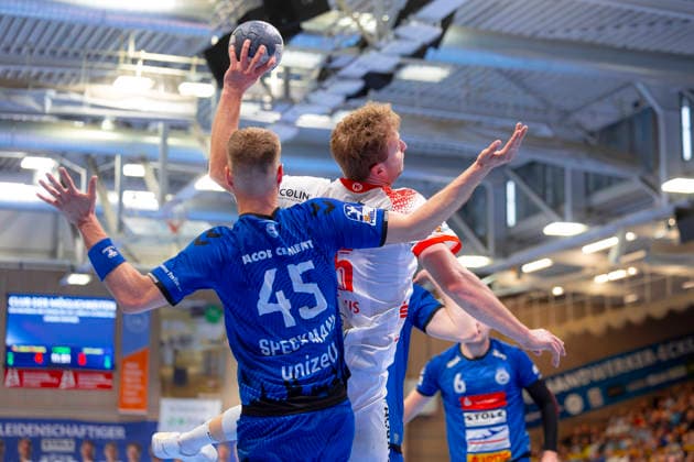 Marvin Mundus (Nr. 25, TuS Ferndorf) gegen Jan-Eric Speckmann (Nr. 45, VfL Lübeck-Schwartau). VfL Luebeck-Schwartau vs. TuS Ferndorf, Handball, 2. Bundesliga, 17.04.26 Luebeck Schleswig-Holstein Germany Copyright: xAgentur54GradÂ°x xFelixxKoenigx