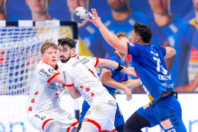 Einar Nickelsen (Nr. 42, VfL Lübeck-Schwartau) und Lukas Kingsley Emdorf (Nr. 73, VfL Lübeck-Schwartau) gegen Mattis Michel (Nr. 17, TuS Ferndorf) und Gabriel Da Rocha (Nr. 6, TuS Ferndorf). VfL Luebeck-Schwartau vs. TuS Ferndorf, Handball, 2. Bundesliga, 17.04.26 Luebeck Schleswig-Holstein Germany Copyright: xAgentur54GradÂ°x xFelixxKoenigx