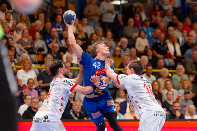 Einar Nickelsen (Nr. 42, VfL Lübeck-Schwartau) gegen Gabriel Da Rocha (Nr. 6, TuS Ferndorf) und Daniel Hideg (Nr. 18, TuS Ferndorf). VfL Luebeck-Schwartau vs. TuS Ferndorf, Handball, 2. Bundesliga, 17.04.26 Luebeck Schleswig-Holstein Germany Copyright: xAgentur54GradÂ°x xFelixxKoenigx