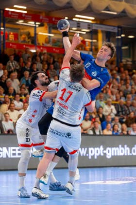 Ole Schramm (Nr. 13, VfL Lübeck-Schwartau) gegen Mattis Michel (Nr. 17, TuS Ferndorf). VfL Luebeck-Schwartau vs. TuS Ferndorf, Handball, 2. Bundesliga, 17.04.26 Luebeck Schleswig-Holstein Germany Copyright: xAgentur54GradÂ°x xFelixxKoenigx