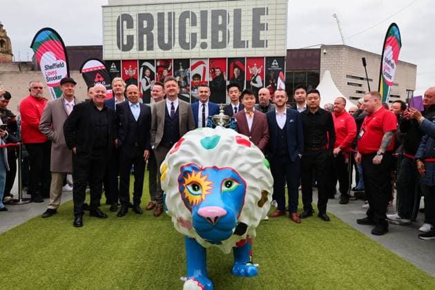 (260418) -- SHEFFIELD, April 18, 2026 -- (back row from L to R) Chris Wakelin of England, Xiao Guodong of China, Neil Robertson of Australia, Shaun Murphy of England, Mark Selby of England, Wu Yize of China, Mark Williams of Wales and Si Jiahui of China (front row from L to R) Barry Hawkins of England, John Higgins of Scotland, Kyren Wilson of England, Zhao Xintong of China, Mark Allen of Northern Ireland and Ding Junhui of China pose for a photo during a media day launching the start of the World Snooker Championship 2026 at Crucible Theatre in Sheffield, Britain, on April 17, 2026. (Photo by Xinhua) (SP)BRITAIN-SHEFFIELD-SNOOKER World Championship, WM, Weltmeisterschaft MEDIA DAY ZhaixZheng 