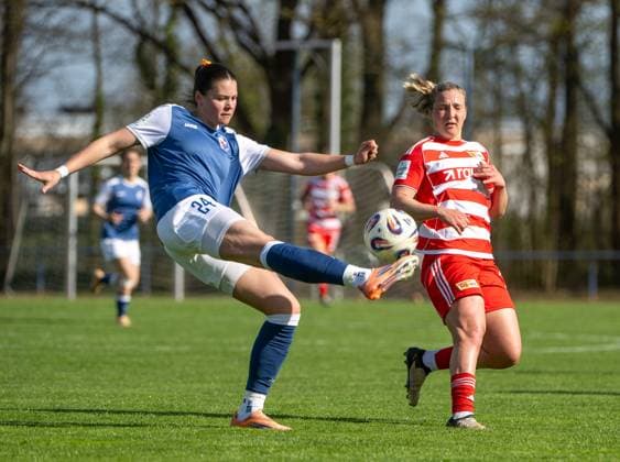 Fussball, Frauen, Saison 2025 2026, Testspiel 1. FFC Turbine Potsdam - 1. FC Union Berlin (0:2), v. l. Julia Hüsch (Turbine Potsdam), Dina Orschmann (1. Frauen 1. FC Union), 17.04.2026, Copyright: xMatthiasxKochx