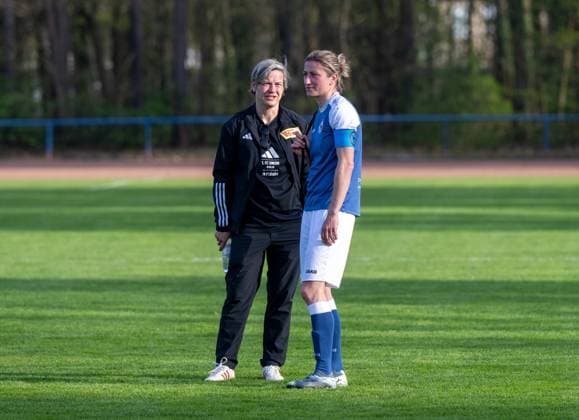 Fussball, Frauen, Saison 2025 2026, Testspiel 1. FFC Turbine Potsdam - 1. FC Union Berlin (0:2), v. l. Jennifer Zietz (Geschäftsführerin Profifußball Frauen 1. FC Union Berlin), Bianca Schmidt (Turbine Potsdam), 17.04.2026, Copyright: xMatthiasxKochx