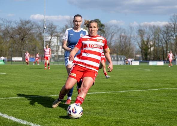 Fussball, Frauen, Saison 2025 2026, Testspiel 1. FFC Turbine Potsdam - 1. FC Union Berlin (0:2), v. l. Merle Kirschstein (Turbine Potsdam), Dina Orschmann (1. Frauen 1. FC Union), 17.04.2026, Copyright: xMatthiasxKochx