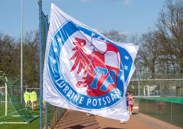 Fussball, Frauen, Saison 2025 2026, Testspiel 1. FFC Turbine Potsdam - 1. FC Union Berlin (0:2), Fahne von Turbine Potsdam am Spielfeldrand, 17.04.2026, Copyright: xMatthiasxKochx