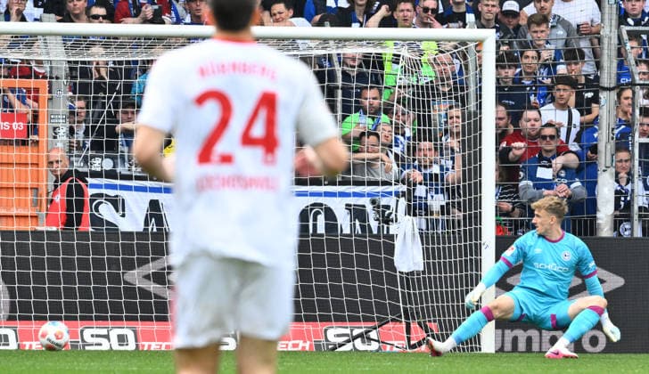 Sport Bilder des Tages 18.04.2026 - Fussball - Saison 2025 2026 - 2. Fussball - Bundesliga - 30. Spieltag: DSC Arminia Bielefeld - 1. FC Nürnberg FCN ( Club ) - Sportfoto Zink - xwoxzix - DFL regulations prohibit any use of photographs as image sequences and or quasi-video - only for editorial use - Jonas Kersken (1, Arminia Bielefeld ) muss Gegentor Tor zum 0:1 durch Mohamed Ali Zoma (23, 1. FC Nürnberg FCN , nicht im Bild ) hinnehmen *** 18 04 2026 Soccer Season 2025 2026 2 Soccer Bundesliga 30 Matchday DSC Arminia Bielefeld 1 FC Nürnberg FCN Club Sportfoto Zink xwoxzix DFL regulations prohibit any use of photographs as image sequences and or quasi video only for editorial use Jonas Kersken 1, Arminia Bielefeld must concede goal to 0 1 by Mohamed Ali Zoma 23, 1 FC Nürnberg FCN , not in picture