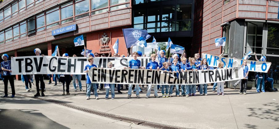 Köln, 18.04.2026, Handball, Herren, Lidl Final4, DHB Pokal, TBV Lemgo Fans kommen an der Lanxess Arena an Köln Lanxess Arena NRW Germany
