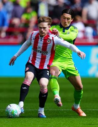 Harry Wilson of Fulham battles with Keane Lewis-Potter of Brentford Brentford v Fulham, Premier League, Football, Gtech Community Stadium, London, UK - 18 Apr 2026London Gtech Community Stadium United Kingdom EDITORIAL USE ONLY No use with unauthorised audio, video, data, fixture lists, club league logos or live services. Online in-match use limited to 120 images, no video emulation. No use in betting, games or single club league player publications. Copyright: xJavierxGarcia Shutterstockx 16832102ae