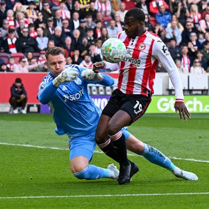Brentford v Fulham Premier League Dango Ouattara of Brentford is denied by Bernd Leno of Fulham during the Premier League match at the Gtech Community Stadium, Brentford 18 04 2026 UK Newspapers OUT Copyright: xJeremyxLandeyx FIL-23305-0032