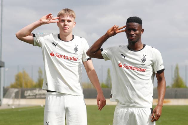 Sport Bilder des Tages Mönchengladbach, Deutschland 18. April 2026: U19 DFB-Nachwuchsliga - 2025 2026 - Borussia Mönchengladbach U19 gegen FC Bayern München U19 Im Bild: 1. v.li. Taavi Koukkumäki Koukkumaeki (Borussia) jubelt nach seinem Tor zum 1:1 mit Iaia Manco Danfa (Borussia) Fohlenplatz Nordrhein Westfalen *** Mönchengladbach, Germany 18 April 2026 U19 DFB Youth League 2025 2026 Borussia Mönchengladbach U19 against FC Bayern Munich U19 In the picture 1 from left Taavi Koukkumäki Koukkumaeki Borussia cheers after his goal to 1 1 with Iaia Manco Danfa Borussia Fohlenplatz Nordrhein Westfalen Copyright: xFotostandx xVanxderxVeldenx