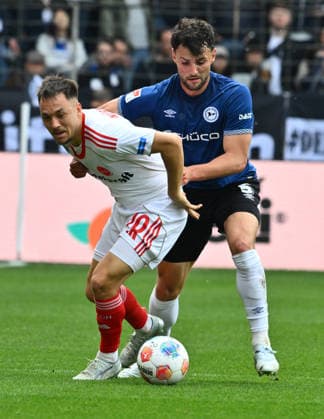 18.04.2026 - Fussball - Saison 2025 2026 - 2. Fussball - Bundesliga - 30. Spieltag: DSC Arminia Bielefeld - 1. FC Nürnberg FCN ( Club ) - Sportfoto Zink - xwoxzix - DFL regulations prohibit any use of photographs as image sequences and or quasi-video - only for editorial use - Julian Justvan (10, 1. FC Nürnberg FCN ) Maximilian Bauer (5, Arminia Bielefeld )