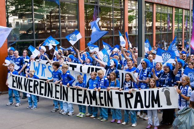 Sport Bilder des Tages Fanmarsch der Fans des TBV Lemgo Lippe GER, TBV Lemgo Lippe vs. Fuechse Berlin, Handball, DHB Pokal, Halbfinale, Spielzeit 2025 2026, 18.04.2026, GER, TBV Lemgo Lippe vs. Fuechse Berlin, Handball, DHB Pokal, Halbfinale, Spielzeit 2025 2026, 18.04.2026, Koeln *** Fan march of the fans of TBV Lemgo Lippe GER, TBV Lemgo Lippe vs Fuechse Berlin, handball, DHB Pokal, semi-final, season 2025 2026, 18 04 2026, GER, TBV Lemgo Lippe vs Fuechse Berlin, handball, DHB Pokal, semi-final, season 2025 2026, 18 04 2026, Cologne Copyright: xEibnerxPressefoto OliverxSchmidtx EP_OST