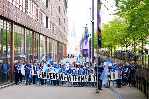 Fanmarsch der Fans des TBV Lemgo Lippe, im Hintergrund der Koelner Dom GER, TBV Lemgo Lippe vs. Fuechse Berlin, Handball, DHB Pokal, Halbfinale, Spielzeit 2025 2026, 18.04.2026, GER, TBV Lemgo Lippe vs. Fuechse Berlin, Handball, DHB Pokal, Halbfinale, Spielzeit 2025 2026, 18.04.2026, Koeln Copyright: xEibnerxPressefoto OliverxSchmidtx EP_OST