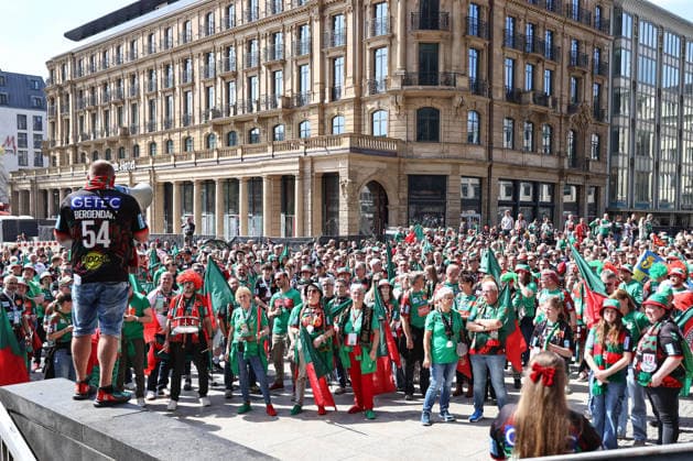 18.04.2026, xgox, Handball - DHB Pokal 1 2 Finale Bergischer HC - SC Magdeburg emspor, v.l. Symbolfoto, Symbolbild, Symbol, die Magdeburger Fans machen ein Fan-Marsch vom Kölner Dom bis zur Lanxess Arena Koeln