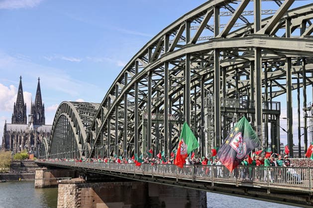 18.04.2026, xgox, Handball - DHB Pokal 1 2 Finale Bergischer HC - SC Magdeburg emspor, v.l. Symbolfoto, Symbolbild, Symbol, die Magdeburger Fans machen ein Fan-Marsch vom Kölner Dom bis zur Lanxess Arena Koeln