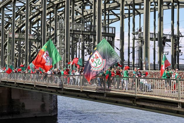 18.04.2026, xgox, Handball - DHB Pokal 1 2 Finale Bergischer HC - SC Magdeburg emspor, v.l. Symbolfoto, Symbolbild, Symbol, die Magdeburger Fans machen ein Fan-Marsch vom Kölner Dom bis zur Lanxess Arena Koeln