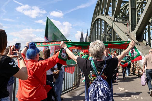 18.04.2026, xgox, Handball - DHB Pokal 1 2 Finale Bergischer HC - SC Magdeburg emspor, v.l. Symbolfoto, Symbolbild, Symbol, die Magdeburger Fans machen ein Fan-Marsch vom Kölner Dom bis zur Lanxess Arena Koeln