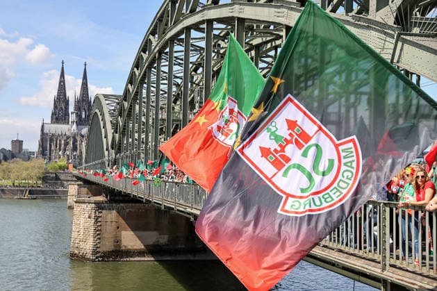 18.04.2026, xgox, Handball - DHB Pokal 1 2 Finale Bergischer HC - SC Magdeburg emspor, v.l. Symbolfoto, Symbolbild, Symbol, die Magdeburger Fans machen ein Fan-Marsch vom Kölner Dom bis zur Lanxess Arena Koeln