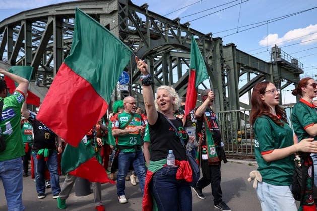 18.04.2026, xgox, Handball - DHB Pokal 1 2 Finale Bergischer HC - SC Magdeburg emspor, v.l. Symbolfoto, Symbolbild, Symbol, die Magdeburger Fans machen ein Fan-Marsch vom Kölner Dom bis zur Lanxess Arena Koeln