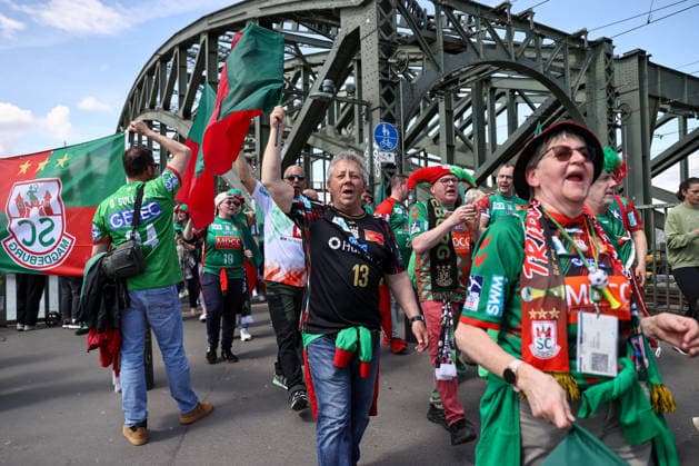 18.04.2026, xgox, Handball - DHB Pokal 1 2 Finale Bergischer HC - SC Magdeburg emspor, v.l. Symbolfoto, Symbolbild, Symbol, die Magdeburger Fans machen ein Fan-Marsch vom Kölner Dom bis zur Lanxess Arena Koeln