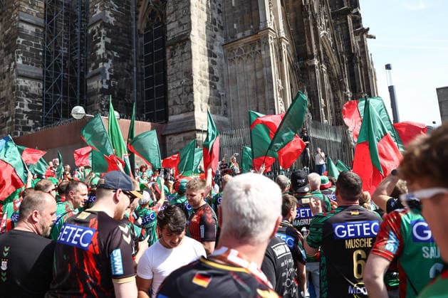 18.04.2026, xgox, Handball - DHB Pokal 1 2 Finale Bergischer HC - SC Magdeburg emspor, v.l. Symbolfoto, Symbolbild, Symbol, die Magdeburger Fans machen ein Fan-Marsch vom Kölner Dom bis zur Lanxess Arena Koeln