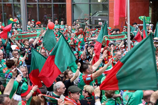 18.04.2026, xgox, Handball - DHB Pokal 1 2 Finale Bergischer HC - SC Magdeburg emspor, v.l. Symbolfoto, Symbolbild, Symbol, die Magdeburger Fans machen ein Fan-Marsch vom Kölner Dom bis zur Lanxess Arena Koeln