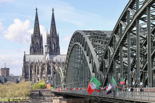 18.04.2026, xgox, Handball - DHB Pokal 1 2 Finale Bergischer HC - SC Magdeburg emspor, v.l. Symbolfoto, Symbolbild, Symbol, die Magdeburger Fans machen ein Fan-Marsch vom Kölner Dom bis zur Lanxess Arena Koeln