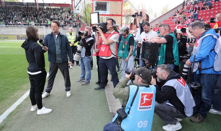 Trainerin Marie Louise Eta im Interview, Medien Fotografen Kameras Fußball Fussball Bundesliga Herren DFL 30. Spieltag Saison 2025 2026 18.04.2026 1.FC Union Berlin FCU vs. VfL Wolfsburg WOB DFL regulations prohibit any use of photographs as image sequences and or quasi-video.