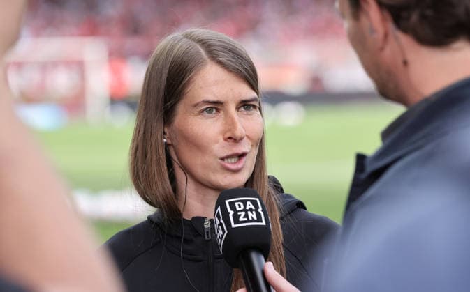 Trainerin Marie Louise Eta im Interview Portrait Porträt Einzelbild close up Fußball Fussball Bundesliga Herren DFL 30. Spieltag Saison 2025 2026 18.04.2026 1.FC Union Berlin FCU vs. VfL Wolfsburg WOB DFL regulations prohibit any use of photographs as image sequences and or quasi-video.