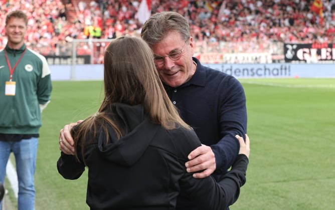 Trainerin Marie Louise Eta begrüßt Trainer Dieter Hecking Aktion Oberkörper Fußball Fussball Bundesliga Herren DFL 30. Spieltag Saison 2025 2026 18.04.2026 1.FC Union Berlin FCU vs. VfL Wolfsburg WOB DFL regulations prohibit any use of photographs as image sequences and or quasi-video.