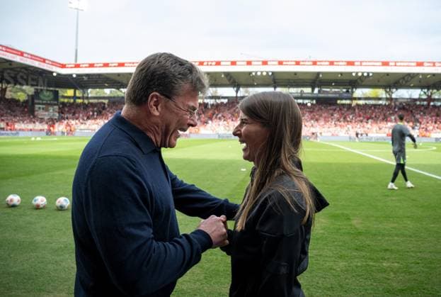 Fußball, Herren, Saison 2025 2026, 1. Bundesliga (30. Spieltag), 1. FC Union Berlin - VfL Wolfsburg, v. l. Trainer Dieter Hecking (VfL Wolfsburg), Trainerin Marie-Louise Eta (1. FC Union Berlin) vor dem Spiel, 18.04. 2026,